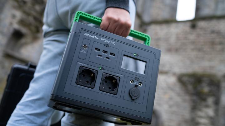 Actual product image APC Schneider OffGrid Portable Power Station 730 738Wh Lithium-ion 2 Schuko Sinewave (738 Wh, 6.40 kg)