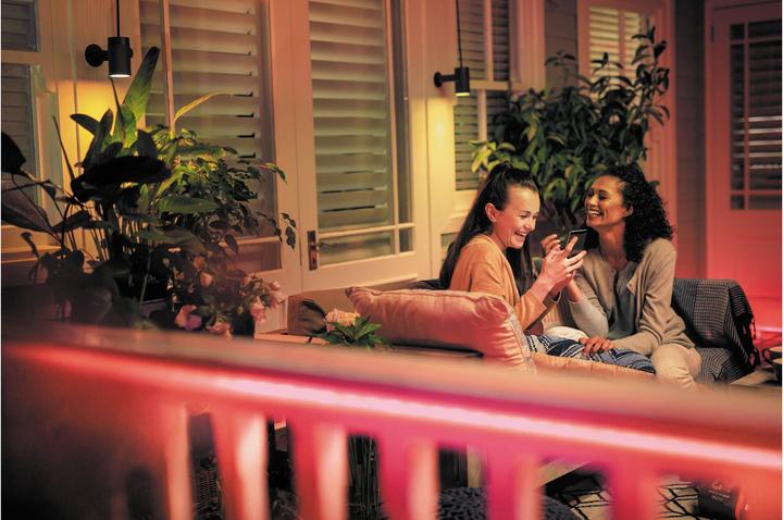Produktbild Philips Hue Outdoor Lightstrip BT (RGBW, 200 cm, Outdoor)