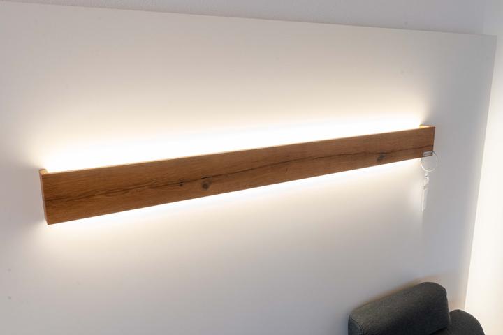 Produktbild kln.swiss Holz Wandlampe Linea (5700 lm)