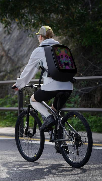 Produktbild Carbon Tech Cyber AI Rucksack mit integriertem LED-Display