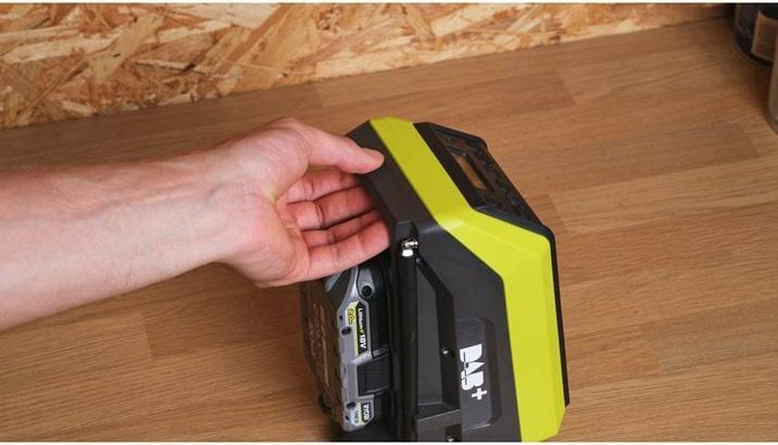 Image du produit Ryobi RRDAB18-0 18 V ONE+ Radio Bluetooth sans fil, DAB/DAB+ Fun (AM, FM, DAB, Bluetooth)