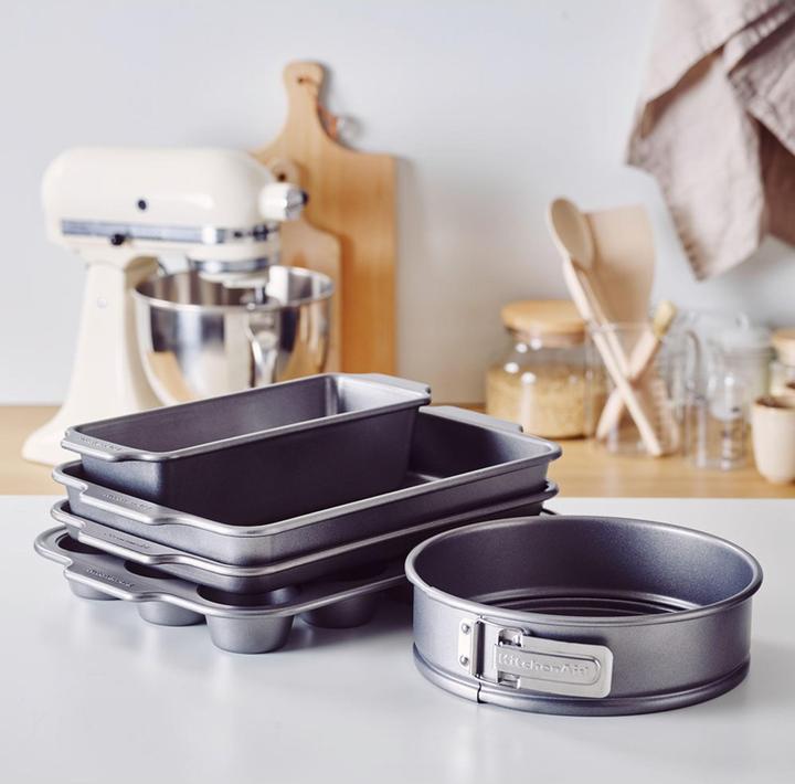 Actual product image KitchenAid 5pc set : loafpan, cake tin, cookie sheet, muffinpan 12pcs, springform pan 24cm (24 cm)