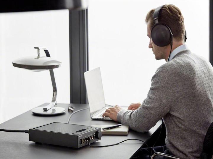 Actual product image Sony MDR-Z1R Signature Series (No noise cancelling, Cable)