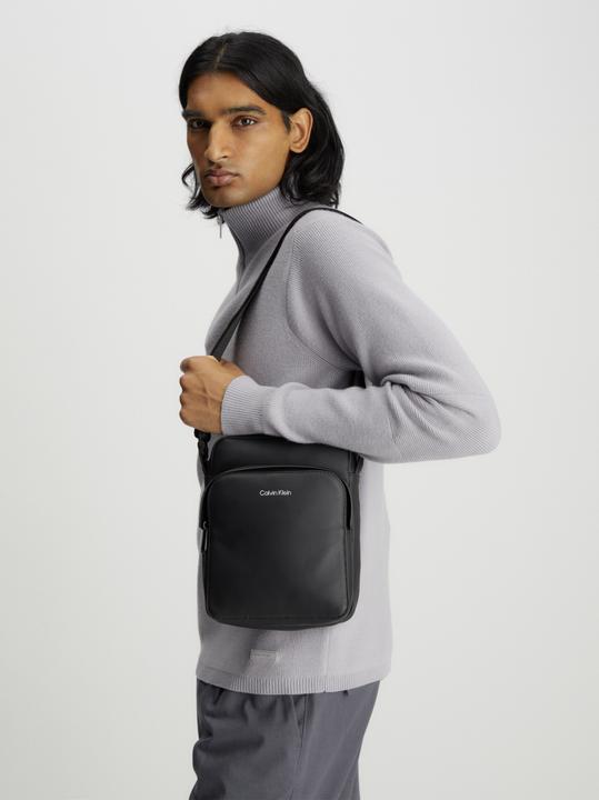 Actual product image Calvin Klein Men's Shoulder Bag Ck Must Pique Reporter S W/Pckt Small, Black (Ck Black), Unit (51% polyester, 49% polyurethane)