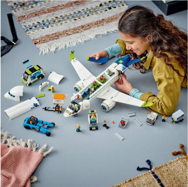 Produktbild LEGO Passagierflugzeug (60367, LEGO City)