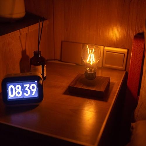 Produktbild Geschenkidee Schwebende LED Glühbirne mit Holzsockel