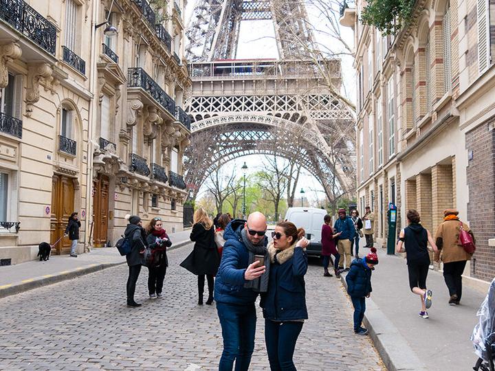 Actual product image Smartbox Visit to the Eiffel Tower, boat trip on the Seine and admission to the Louvre for 2 adults and 1 (3 pers.)