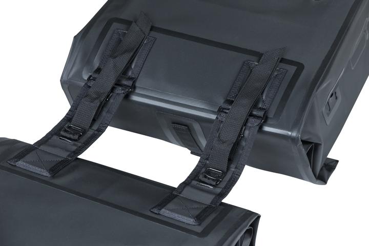 Actual product image Basil Urban Dry Double (50 l, Luggage carrier bag)