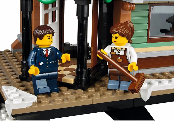 Actual product image LEGO Winter station (10259, LEGO Creator Expert)