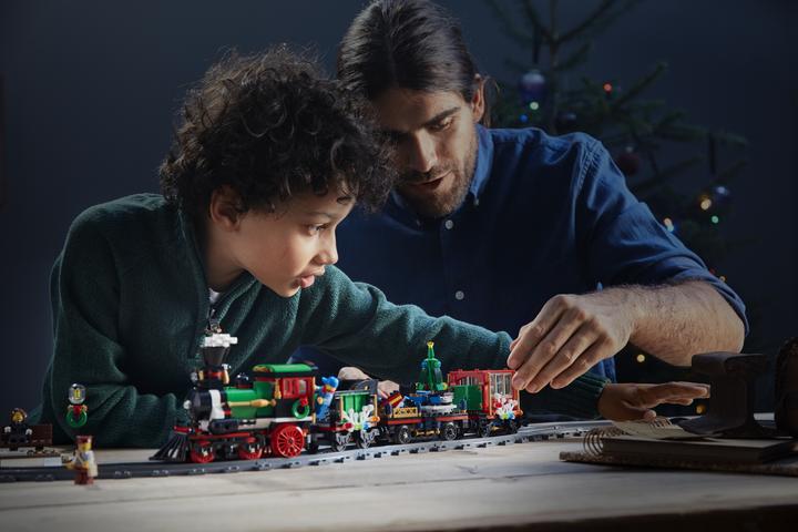 Produktbild LEGO Creator Festlicher Weihnachtszug (10254, LEGO Creator Expert)