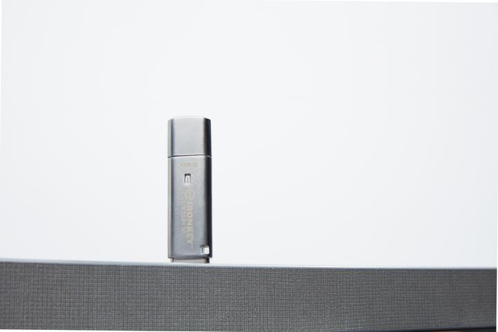 Immagine prodotto Kingston IronKey Locker+ 50 (128 GB, USB 3.2, USB-A)