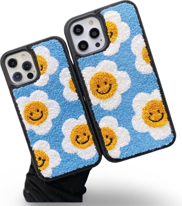 Immagine prodotto RPD iPhone 15 Pro Max - Flower Smiles Knit Case - Blau mit Stickerei (Apple iPhone 15 Pro Max)