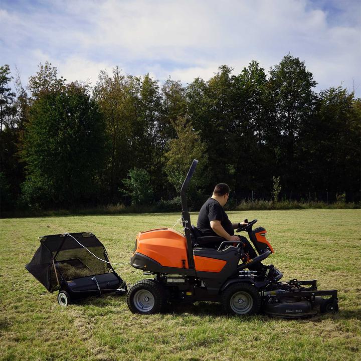 Produktbild Wiltec Rasenkehrmaschine mit 103 cm Kehrbreite Laubsammler 365l Aufsitzmäher