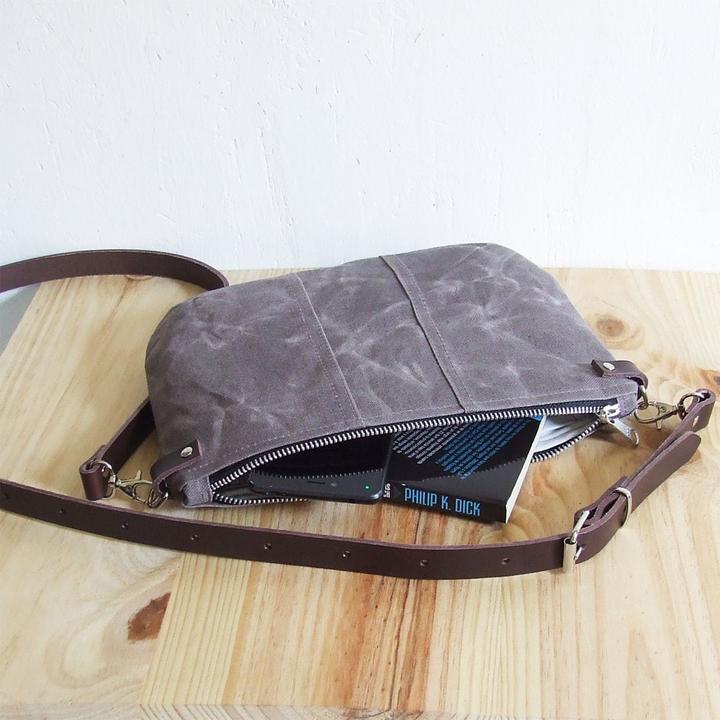Produktbild Only-Bags.Store Kleine braune, gewachste Canvas-Kreuztasche mit Reissverschluss und Lederriemen