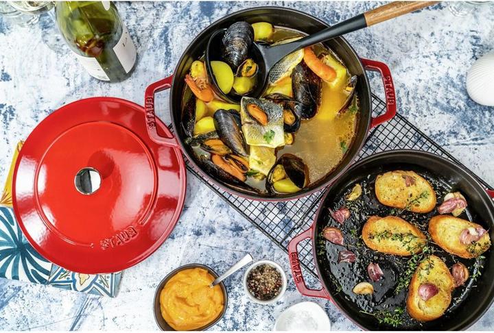 Produktbild Staub Cocotte 2tlg. 24 cm, rund, Kirsch-Rot, Gusseisen (24 cm, Bräter + Schmortopf, Gusseisen)