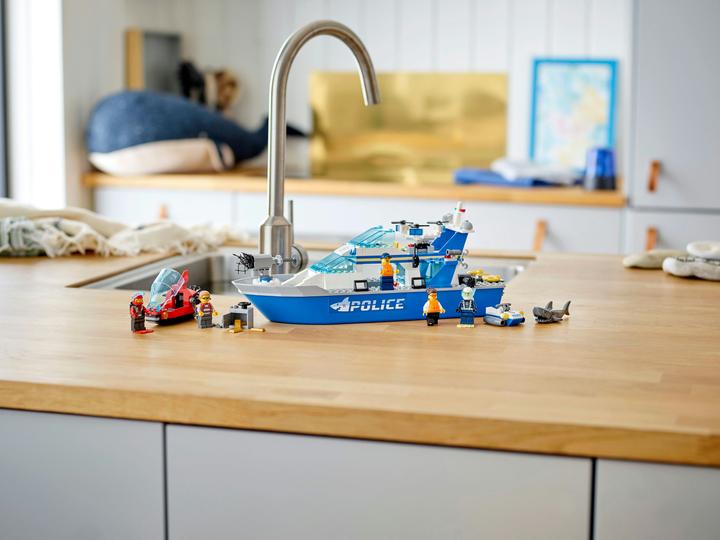 Productafbeelding LEGO Politieboot (60277, LEGO Stad)
