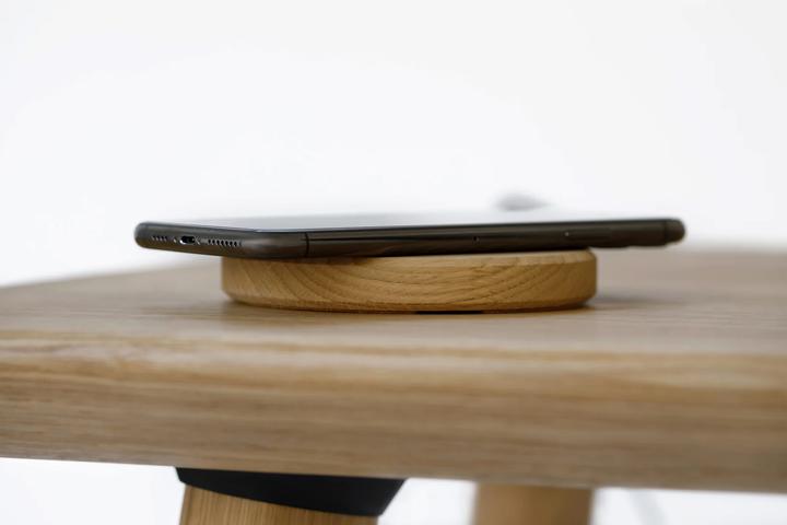 Actual product image Oakywood Slim Charging Pad - wooden wireless charger - color Oak -
