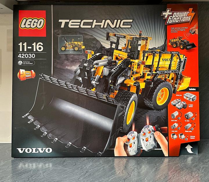 Image du produit LEGO Technic La chargeuse sur pneus télécommandée VOLVO L350F (42030, LEGO Technic, LEGO difficiles à trouver)