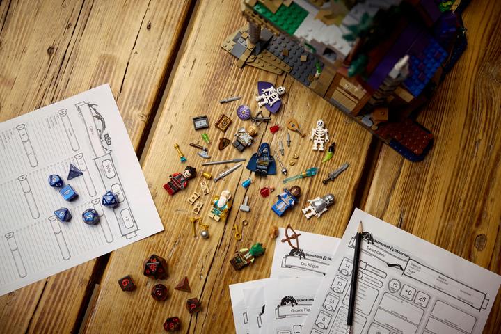 Produktbild LEGO 21348 Dungeons & Dragons: Die Sage vom Roten Drachen (21348, LEGO Ideas, LEGO Seltene Sets)