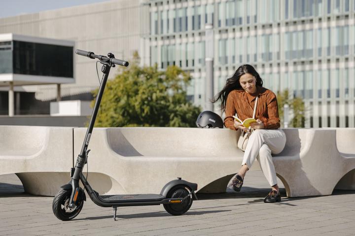 Produktbild Segway-Ninebot F2 D (20 km/h, 40.40 km, 400 W)