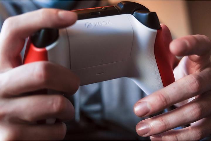 Produktbild Microsoft Xbox Wireless Controller - Pulse Red (PC, Xbox One X, Xbox Series X, Xbox One S, Xbox Series S)