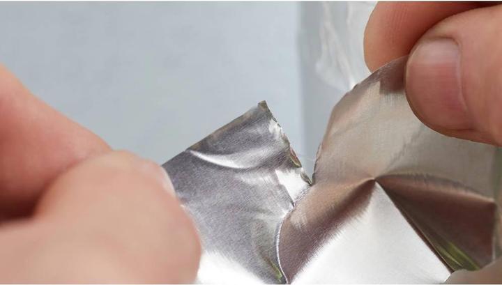Produktbild tesa Aluminiumband, selbstklebend, für Reparaturen von metallischen Oberflächen (50 mm)
