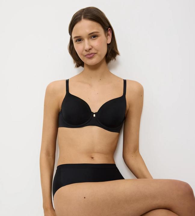 Actual product image Triumph Body Make-Up Essentials WP (70 B, Single pack)