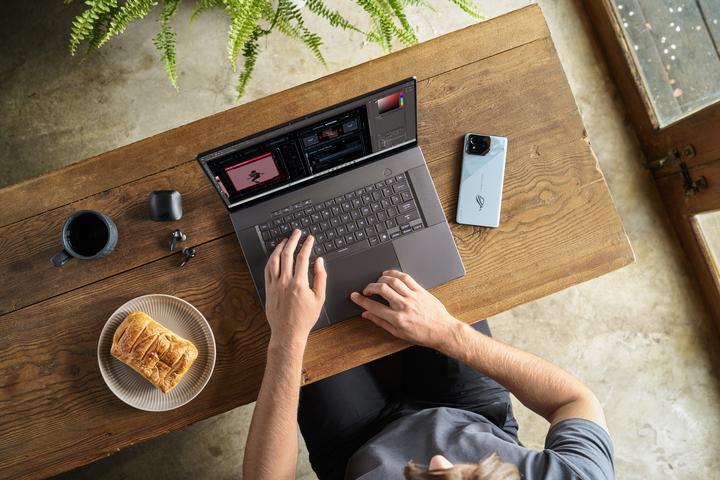 Image du produit ASUS ROG Zephyrus G16 RTX 4060 (16", AMD Ryzen AI 9 HX 370, 16 Go, 1000 Go, DE)