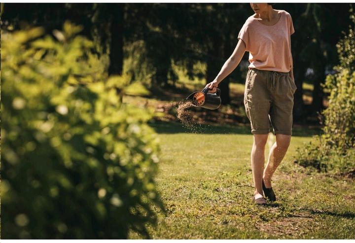 Actual product image Fiskars 1057076 Manual spreader