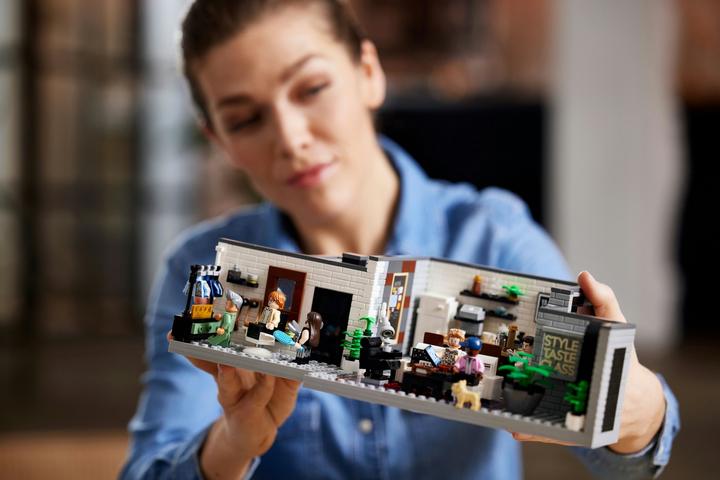 Immagine prodotto LEGO Qeer Eye- Il loft dei Fab 5 (10291, LEGO Creator Expert, Set LEGO rari)