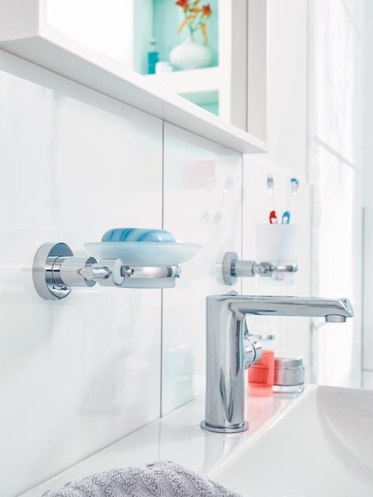 Produktbild tesa LOXX WC Ersatzrollenhalter inkl. Klebelösung ohne Bohren