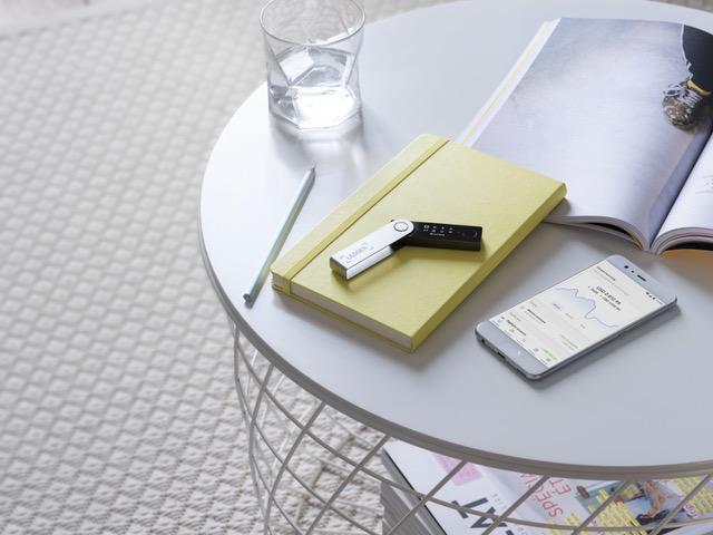Image du produit Ledger Nano X - Noir onyx (Lithécoïne, Zcash, Se dépêcher, Bitcoin, Vertcoin, Neo, éther, Ubiq, Ethereum Classic, Bitcoin cash, Stellaire, Komodo)