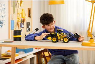 Productafbeelding LEGO Volvo L120 elektrische wiellader (42209, LEGO Technic)