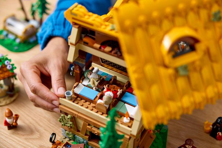 Actual product image LEGO The hut of Snow White and the Seven Dwarfs (43242, LEGO Disney)