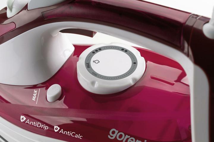 Actual product image Gorenje SIH3000RBC Steam Iron Ceramic Ironing Sole (3000 W, 250 g/min)