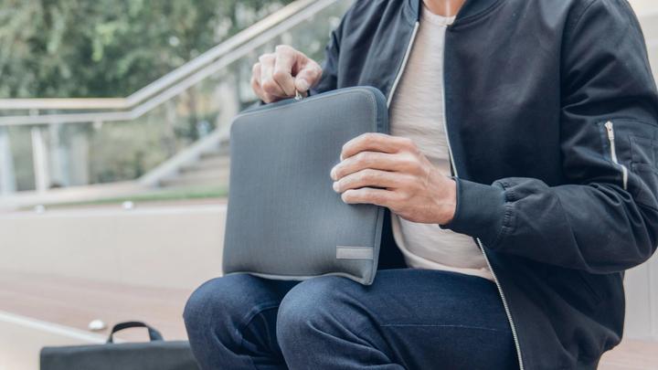 Actual product image Moshi Pluma Laptop Sleeve (14", Apple)