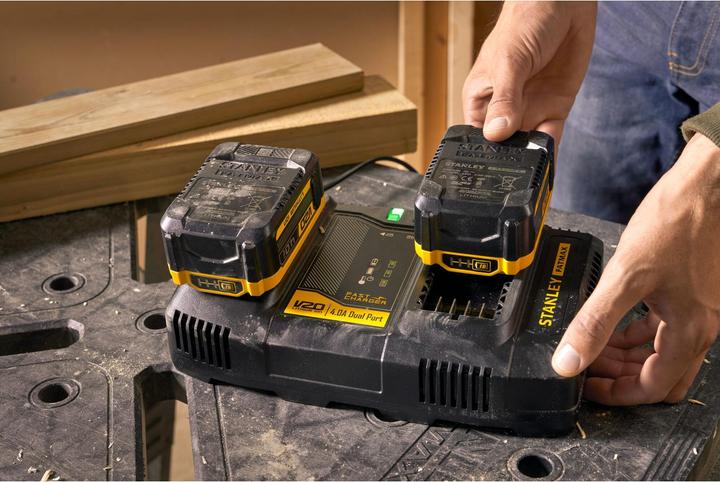 Image du produit Stanley FatMax Chargeur rapide à deux baies SFMCB24 (18 volts, 4 ampères, 2 batteries en parallèle, pour (18 V)