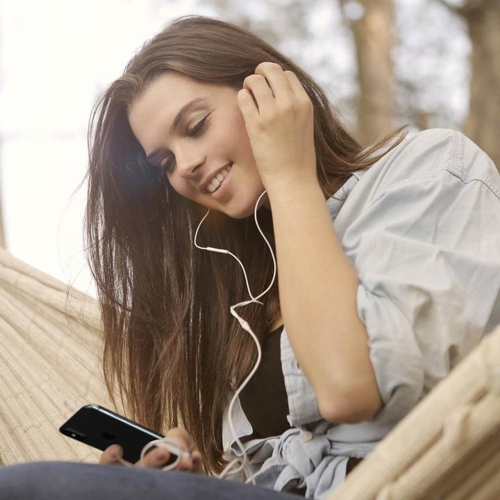 Actual product image Avizar iPhone Lightning Headphones (Cable)