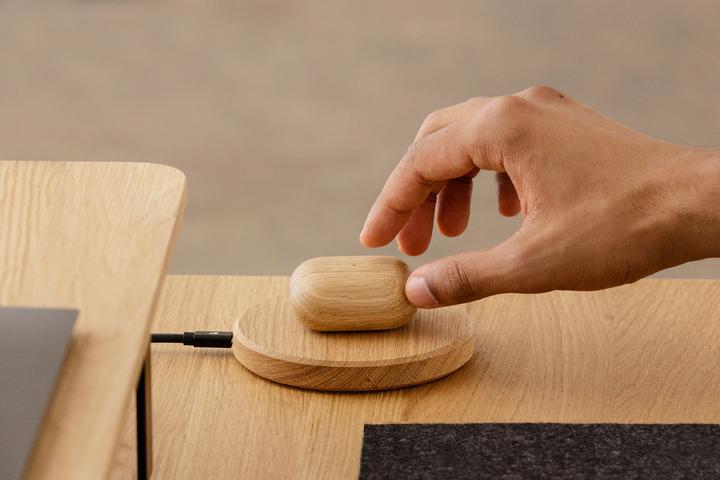 Actual product image Oakywood Slim Charging Pad - wooden wireless charger - color Oak -