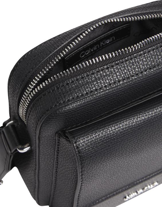 Immagine prodotto Calvin Klein Borsa da uomo Minimalism Cube Reporter, Ck Black, Taglia unica (51% POLIESTERE RICICLATO, 49% POLIURETANO)