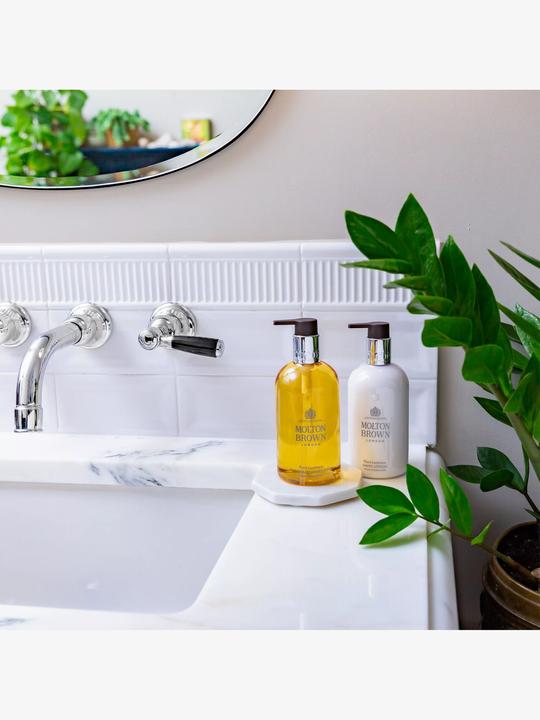 Image du produit Molton Brown Flora Luminare Nettoyant liquide fin pour les mains (Savon liquide, 300 ml)