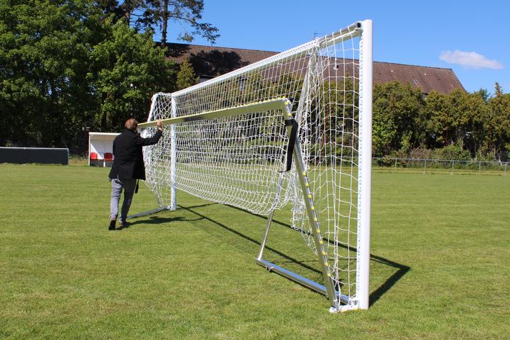 Produktbild Sport-Thieme Grossfeld-Fussballtor mit klappbarem Netzbügel und Bodenrahmen