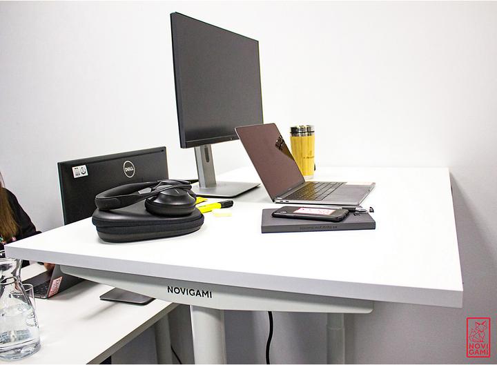 Produktbild Novigami Schreibtisch elektrisch höhenverstellbar Josi | Stehpult | BxT 1600 x 800 mm | Gestell Schwarz | Aho