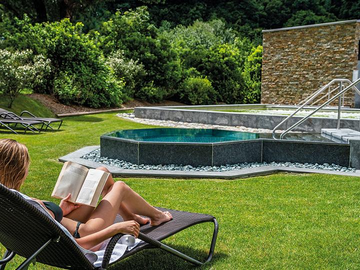 Immagine prodotto Smartbox Giornata di benessere con massaggio e peeling nella piscina avventura in Ticino per 1 persona (1 pers.)