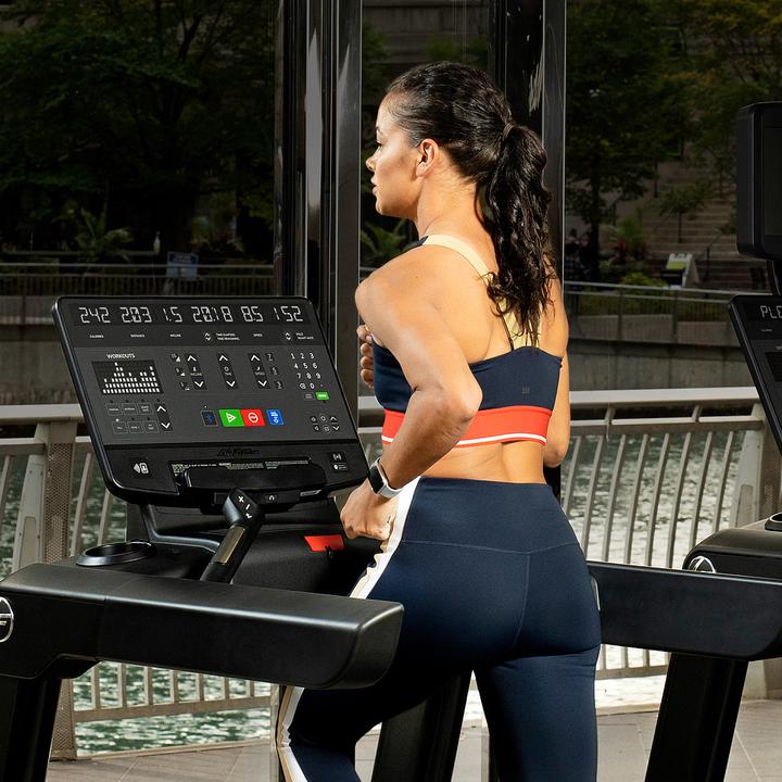 Produktbild Life Fitness Club Series Plus Laufband mit deutscher SL Konsole