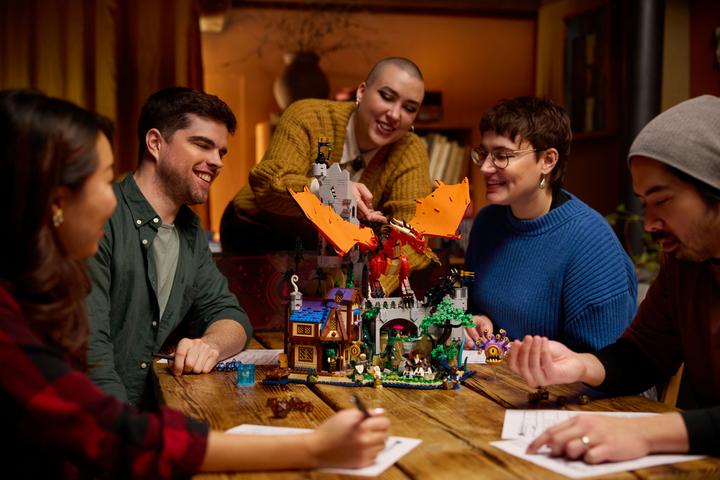 Produktbild LEGO 21348 Dungeons & Dragons: Die Sage vom Roten Drachen (21348, LEGO Ideas, LEGO Seltene Sets)