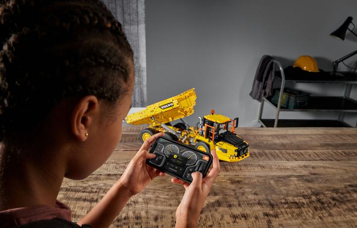 Actual product image LEGO Volvo articulated dumper (6x6) (42114, LEGO Technic)