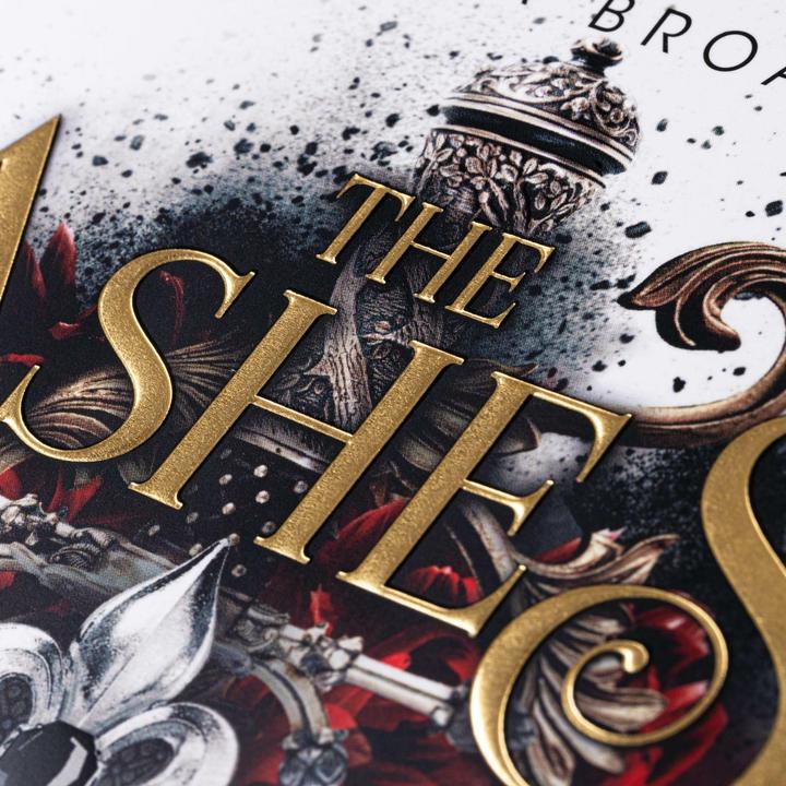 Actual product image The Ashes and the Star-Cursed King (Crowns of Nyaxia 2) (German, Carissa Broadbent, 2024)
