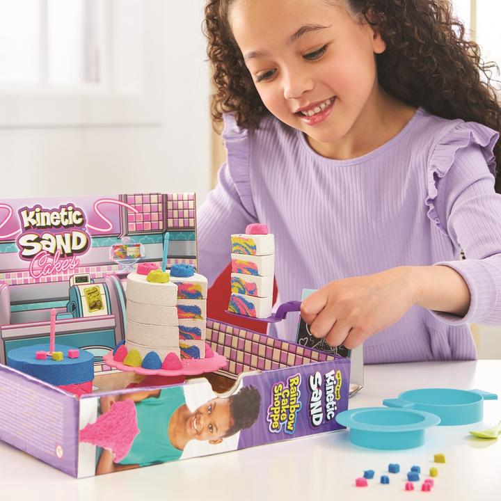 Actual product image Spin Master Kinetic Sand, Rainbow Cake Shoppe, 680 g de sable jaune, rose, bleu et blanc parfumé à la vanille, 1