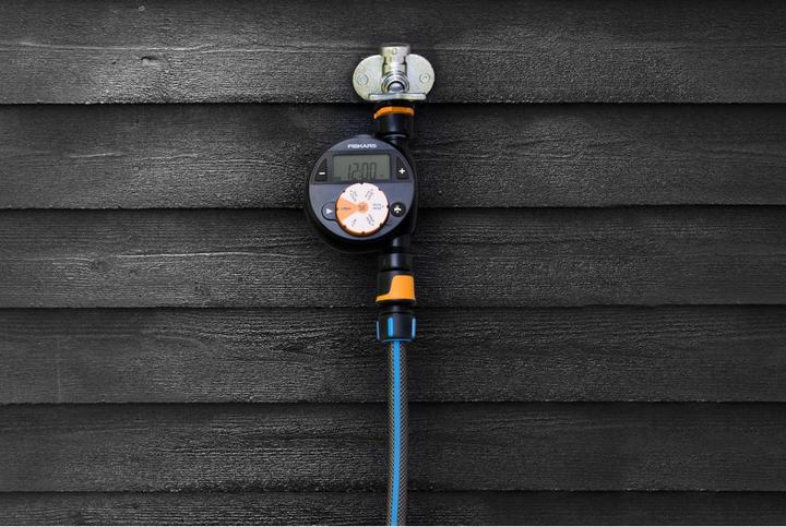 Immagine prodotto Fiskars Timer/timer con 1 uscita, Per tutte le dimensioni di rubinetto più comuni, LCD di facile lettura (Tubo di gocciolamento + tubo di gocciolamento)